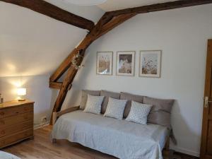 ThenayMaison dans belle longère - La Serrerie的一间卧室配有一张带两个枕头的床