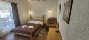 米库利钦Готель RIVER HILL的一间小卧室,配有两张床和椅子
