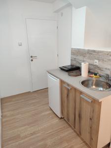 尼什Apartmani Hub的厨房配有水槽和台面