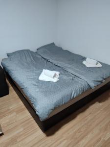 尼什Apartmani Hub的床上有两条毛巾