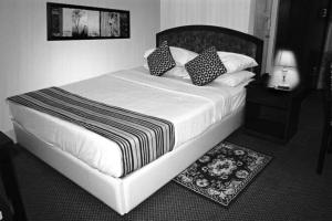 达卡city Homes的卧室内一张黑白相间的床铺