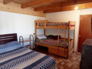 瓦尔帕莱索MarAzul的一间卧室配有两张双层床和一张床
