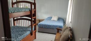 瓦尔帕莱索MarAzul的带两张双层床和椅子的房间