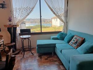 瓦尔帕莱索MarAzul的客厅设有蓝色的沙发和大窗户