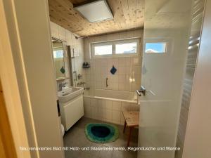 施库尔Chasa Stefania mit rundum Bergblick und Garten的带浴缸、盥洗盆和卫生间的浴室