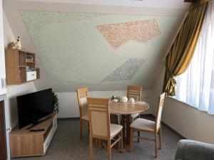 吕本瑙Ferienhaus Berndt im Spreewald的一间带桌子和电视的小客厅