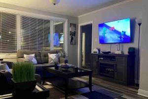 圣约翰斯Maple Blue的带沙发和平面电视的客厅