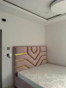 哈科特港HighX Hotels的卧室配有一张床