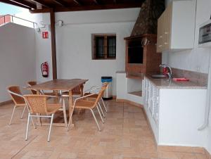 拉奥罗塔瓦Estancia Cecilia的厨房配有木桌和椅子