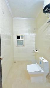 诺伊达Hotel Relax In - Noida Sector 18的白色的浴室设有卫生间和窗户。