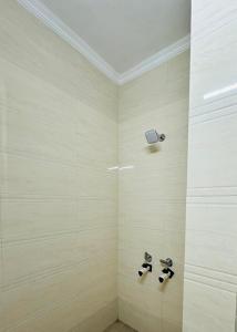 诺伊达Hotel Relax In - Noida Sector 18的浴室内配有带2个水龙头的淋浴