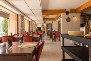热拉梅德拉鲁特维特酒店的一间带木桌和桌椅的餐厅