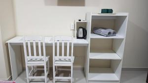 埃斯特城España Confort 2的一张带两把椅子的白色书桌和咖啡壶