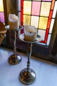 柯比斯蒂芬柯比斯蒂芬旅馆的两根蜡烛放在彩色玻璃窗前的柱子上