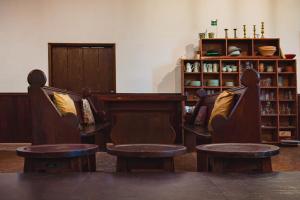 柯比斯蒂芬柯比斯蒂芬旅馆的一间设有两把椅子和一张书架的房间