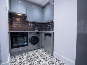 都柏林City Walk Apts的洗衣房配有洗衣机和烘干机