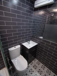 都柏林City Walk Apts的浴室配有白色卫生间和盥洗盆。