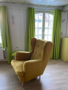 OberburgB&B tannen124的客厅配有椅子和绿色窗帘