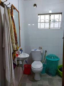 KisiiA Lovely smart family guest house的浴室配有白色卫生间和盥洗盆。