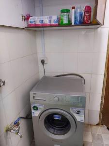KisiiA Lovely smart family guest house的浴室角落的洗衣机