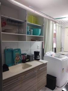伊波茹卡Cantinho da Ju的厨房配有水槽和冰箱