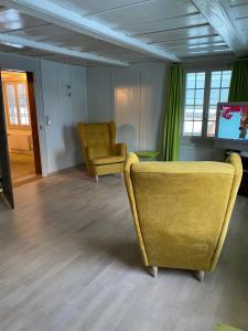 OberburgB&B tannen124的客厅配有黄色沙发和电视