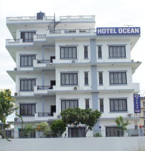 拉明德HOTEL OCEAN的白色的酒店,上面有标志