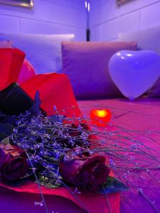 法萨诺GianLuis Luxury Suites的一间设有玫瑰和气球桌的房间