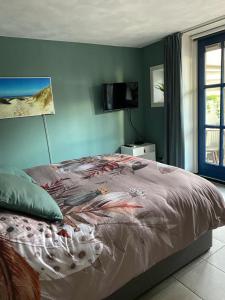 坎珀兰By Onzz的卧室配有一张床,墙上配有电视。