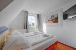 格拉尔-米里茨杜奈海景酒店的窗户客房内的一张白色床