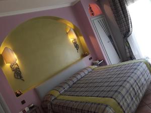 阿加迪尔Villa Riadana的一间卧室配有一张带铺着平底毯的床