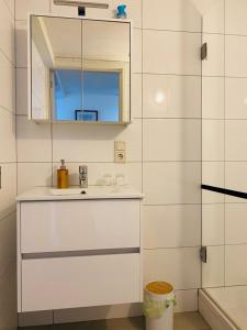 坎珀兰By Onzz的白色的浴室设有水槽和镜子