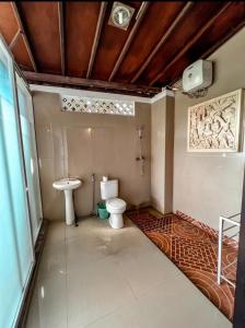 KetewelGriya Umadui Bali的一间带卫生间和水槽的浴室