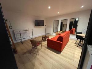 滑铁卢Flat vane & Soun的客厅配有红色的沙发和桌子