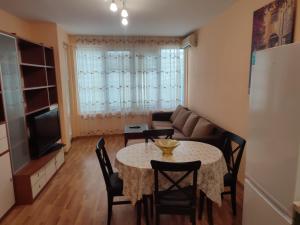 瓦尔纳Primorski Apartment的客厅配有桌子和沙发