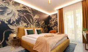 布达佩斯Grand Suites Central的一间卧室配有一张带花卉壁纸的大床