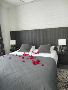 热拉梅雷泽尔弗酒店的一张床上有红色玫瑰花瓣的床