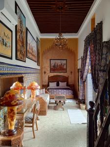 拉巴特RIAD Dar Ouezzani的卧室配有一张床和一张桌子
