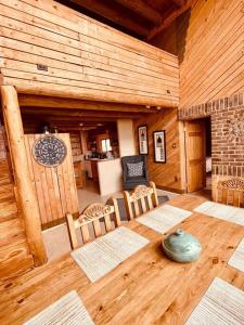 El PradoTaos Mountain Views- Cozy Home-Special Rates的木制客房配有木桌和椅子