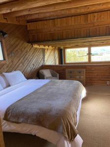 El PradoTaos Mountain Views- Cozy Home-Special Rates的小屋内一间卧室,配有一张大床