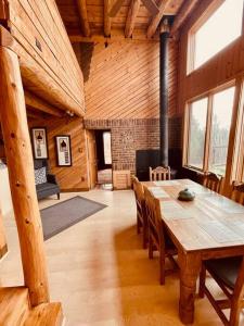 El PradoTaos Mountain Views- Cozy Home-Special Rates的木制用餐室配有桌椅