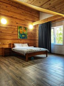 LisoveСадиба Бабина Лоза的小木屋内一间卧室,配有一张床