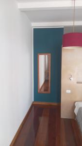 博卡斯德尔托罗维拉食宿度假村的卧室配有一张床,墙上设有镜子