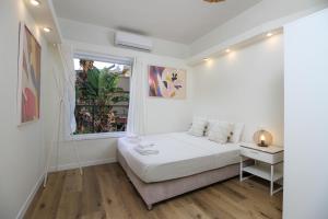 特拉维夫Rosen Villa at Ramat Hahayal的白色的卧室设有床和窗户