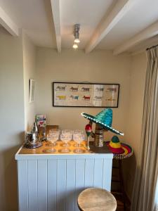 雷克瑟姆Luxury homely open-plan Barn with log burner & games room的眼镜和帽子的柜台
