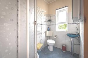 富伦多夫FeWo Kranich的一间带卫生间、水槽和窗户的浴室