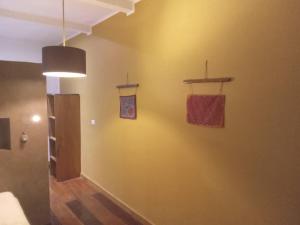 博卡斯德尔托罗维拉食宿度假村的走廊上挂着两条毛巾的墙壁