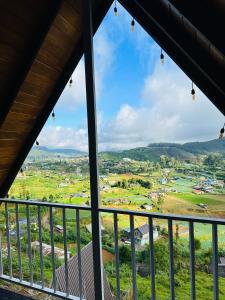 努沃勒埃利耶Cabin 7000 feet Nuwaraeliya的房屋的阳台享有风景。