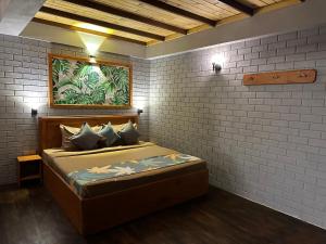 努沃勒埃利耶Cabin 7000 feet Nuwaraeliya的卧室配有砖墙内的床铺