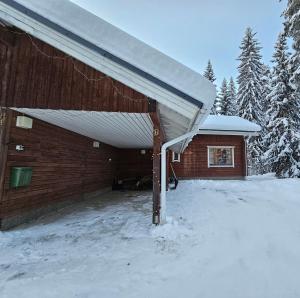 塔库沃里Tahko Villa Vaarna的雪地中带雪盖屋顶的建筑